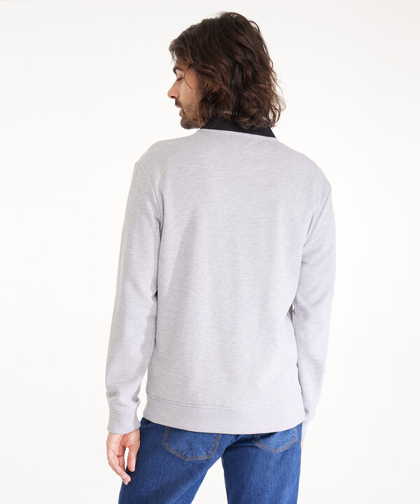 Buzo Abierto Tipo Bomber, Cuello Nerú, Bolsillos Ribete Laterales, Puños Tejidos Y Detalles En Hombros