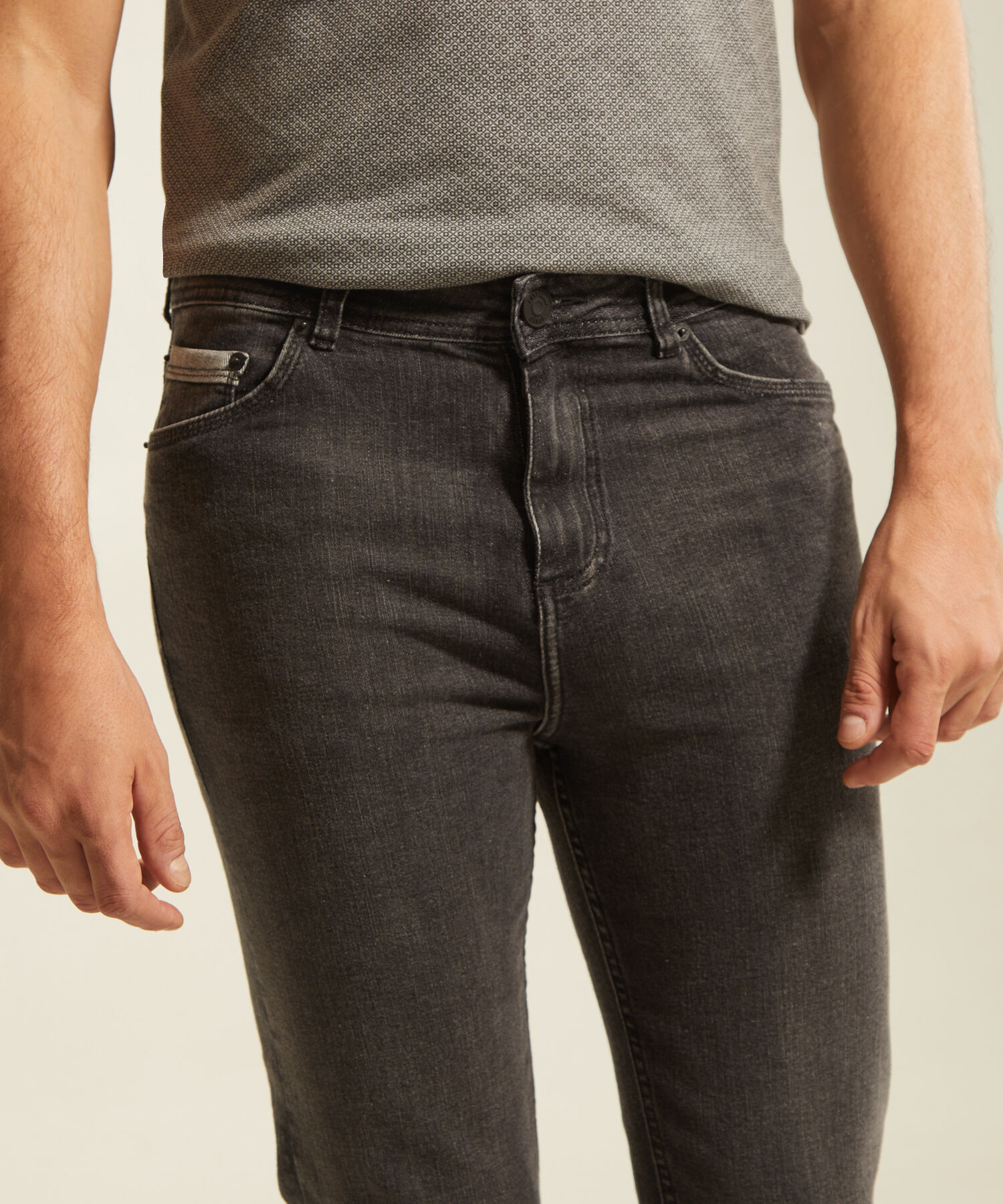 Jean Slim Tono Gris Oscuro