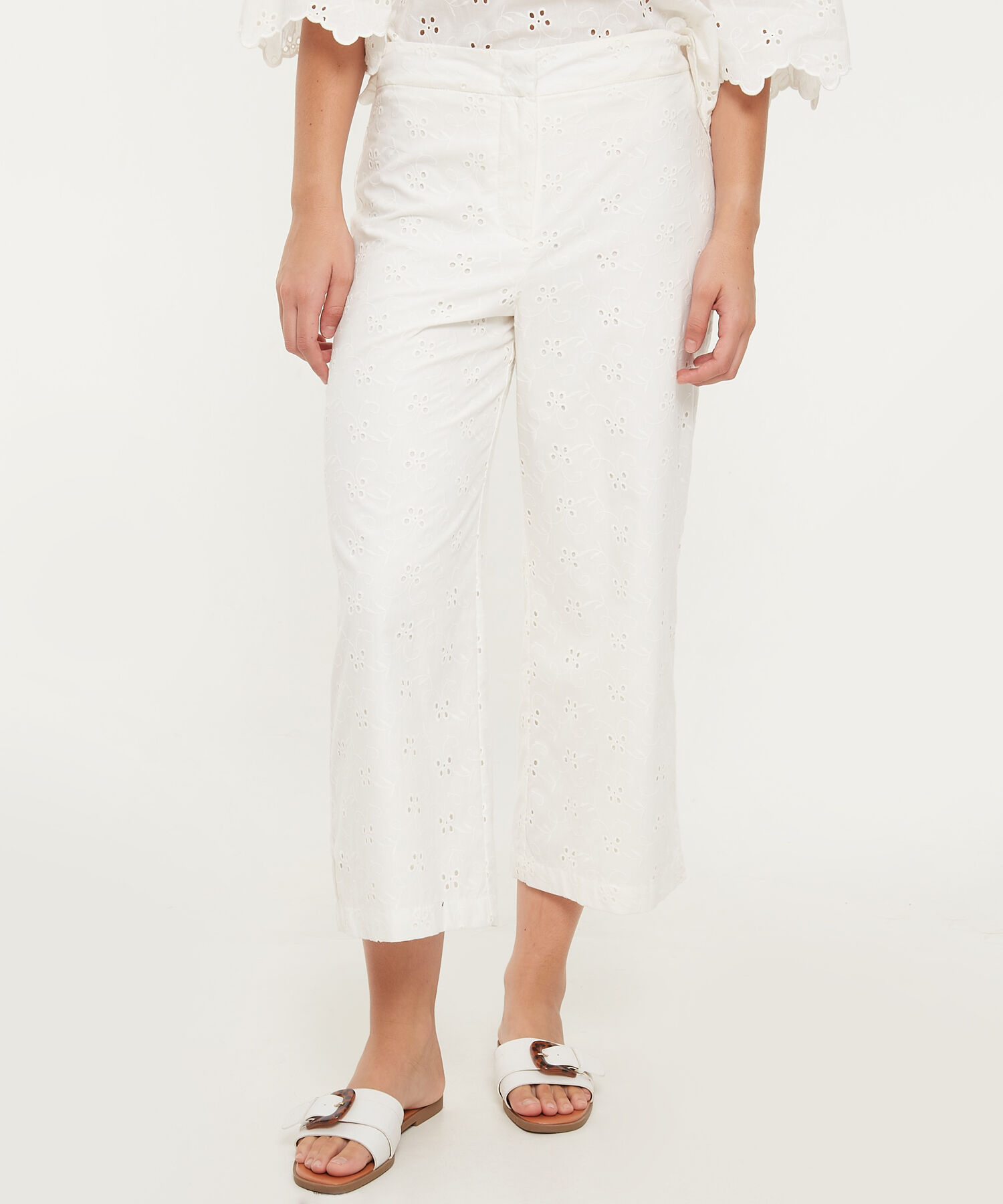 Pantalón Unicolor En Ojalillo
