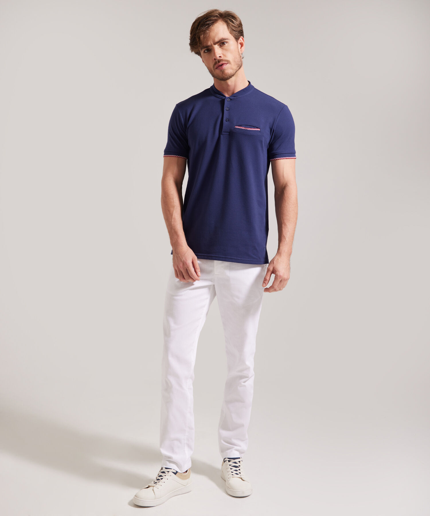 Pantalón Chino En Algodón Con Bolsillo Posterior