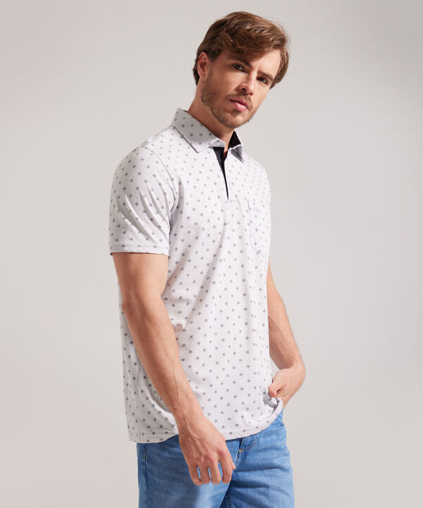 Polo Estampada, Cuello Duro, Manga Corta Con Bolsillo, Silueta Regular Fit