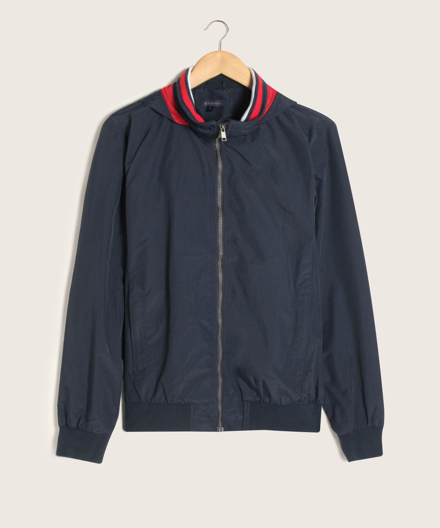 Chaqueta Casual Con Capota Y Puños Y Fajón Tejido