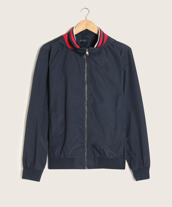 Chaqueta Casual Con Capota Y Puños Y Fajón Tejido