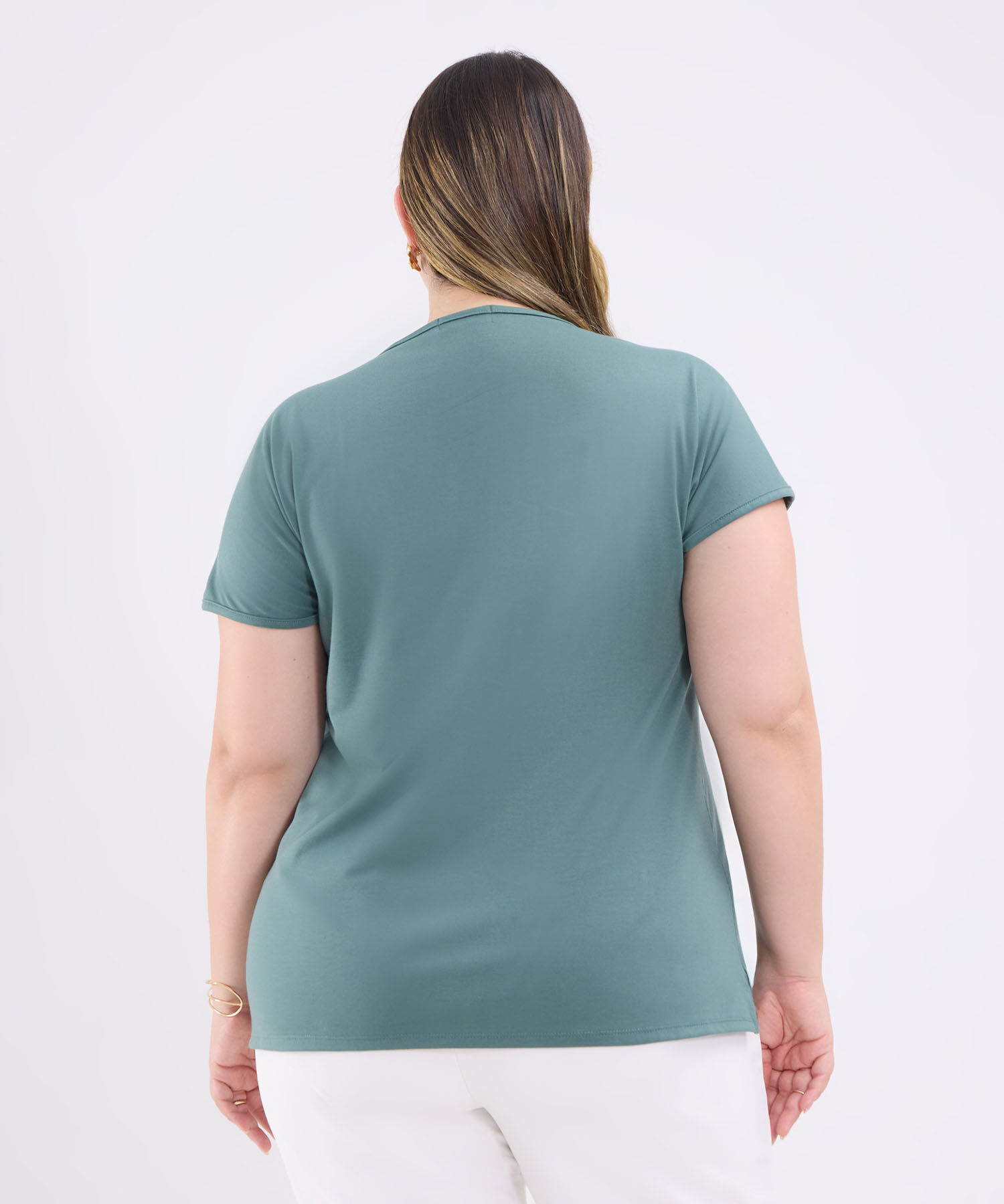 Camiseta con Bordado Botánico