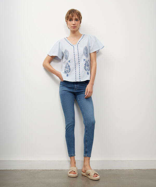 Blusa Manga Corta, Escote En V Con Bordado