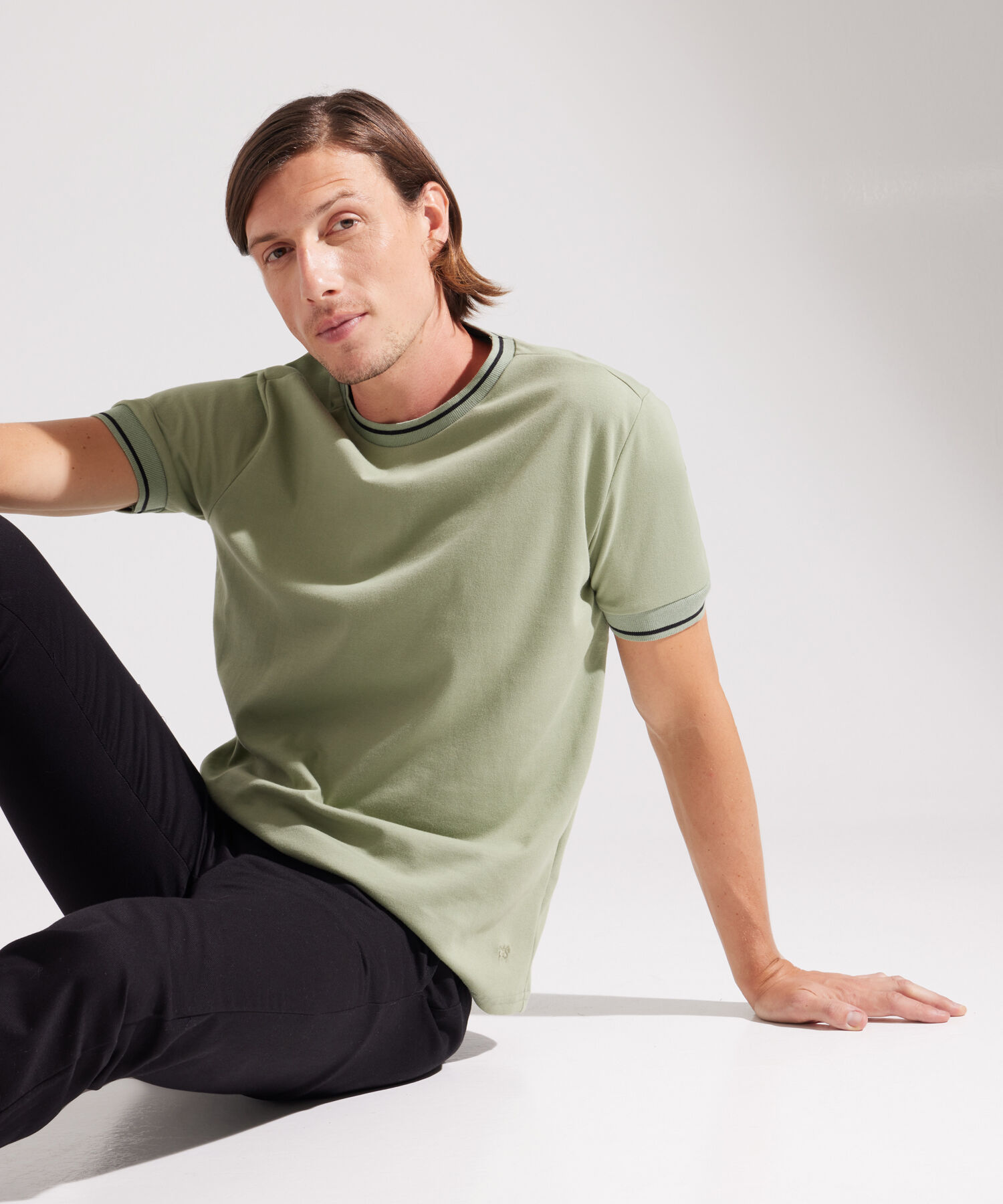 Camiseta Unicolor Con Cuello Y Puños Tejidos