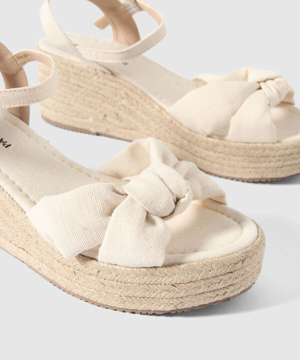 Sandalias de Tac&oacute;n y Suela Alta