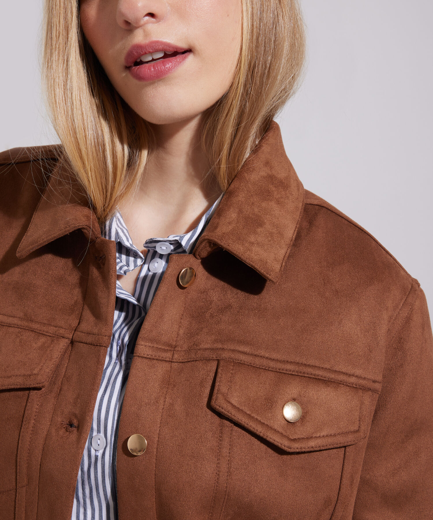 Chaqueta Corta Con Botones En Frente
