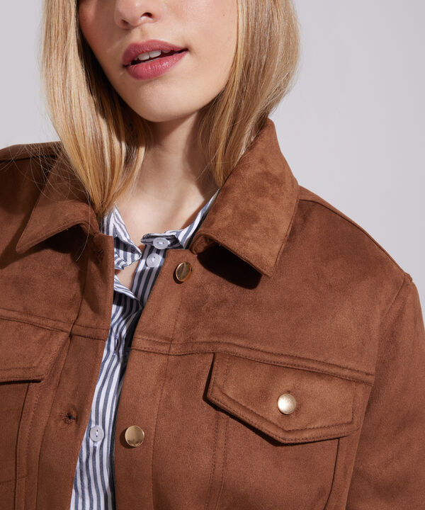 Chaqueta Corta Con Botones En Frente