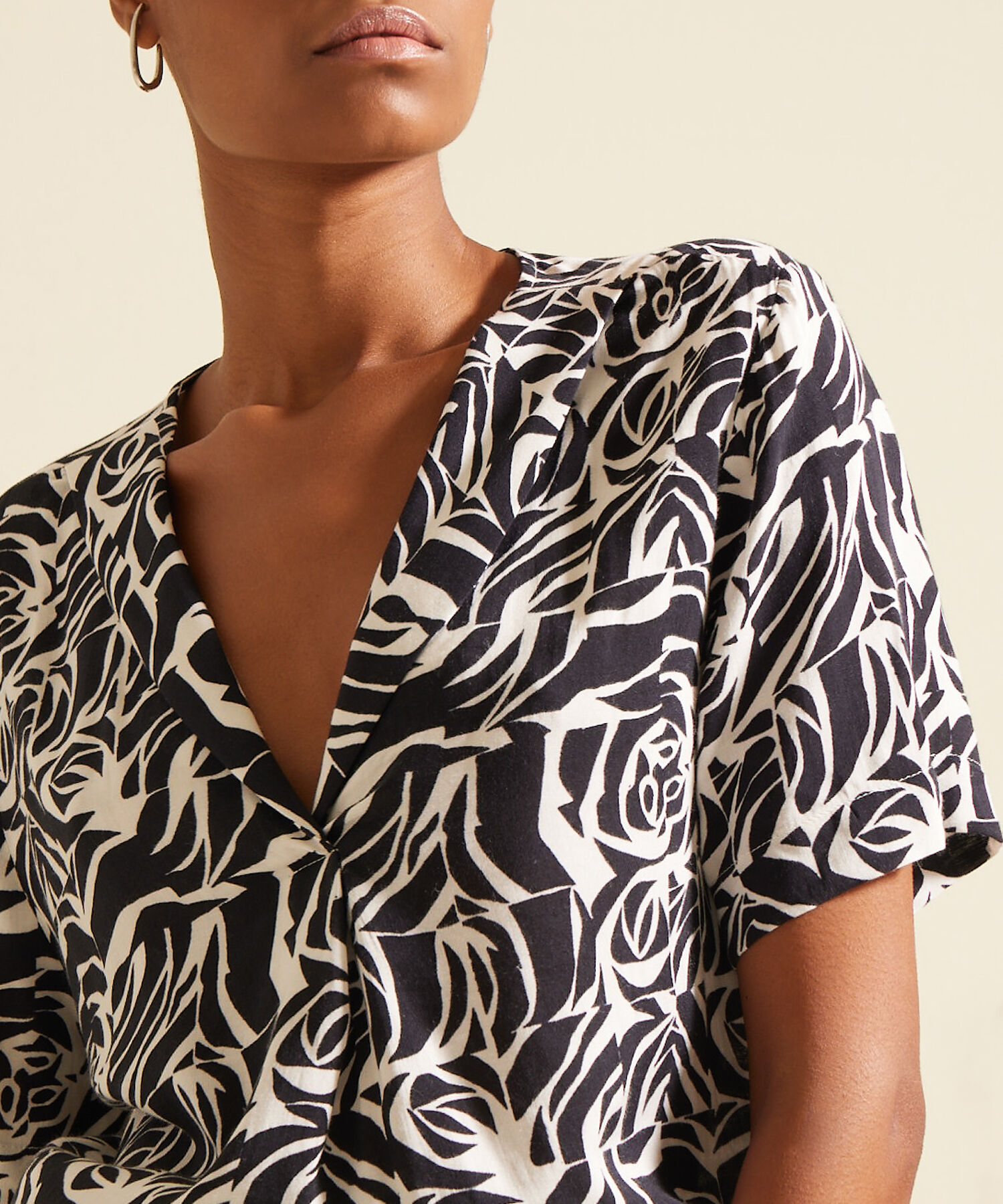 Blusa Estampada Manga Corta Cuello Smoking Corto, Cola De Pato Con Silueta Fluida