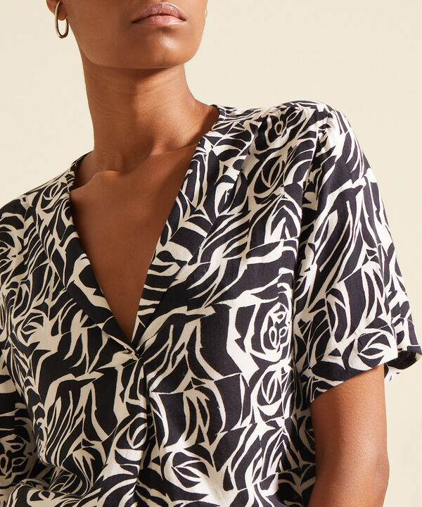 Blusa Estampada Manga Corta Cuello Smoking Corto, Cola De Pato Con Silueta Fluida