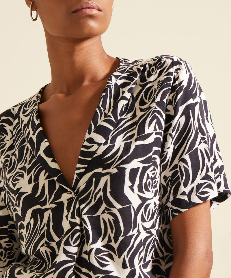 Blusa Estampada Manga Corta Cuello Smoking Corto, Cola De Pato Con Silueta Fluida