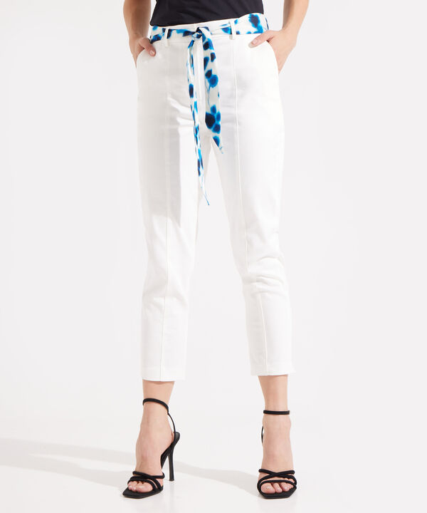 Pantalón Clásico Unicolor Con Pañoleta Estampada image number null