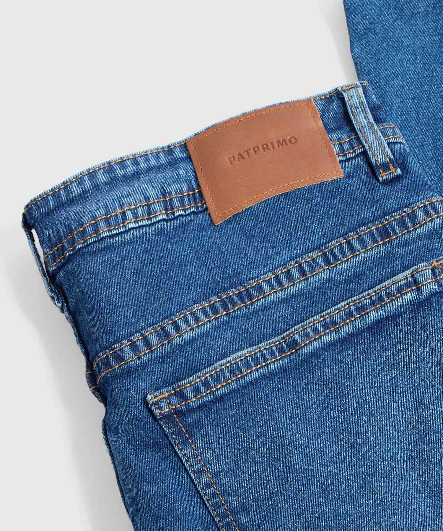 Jeans Rectos con Lavado Tradicional Hombre