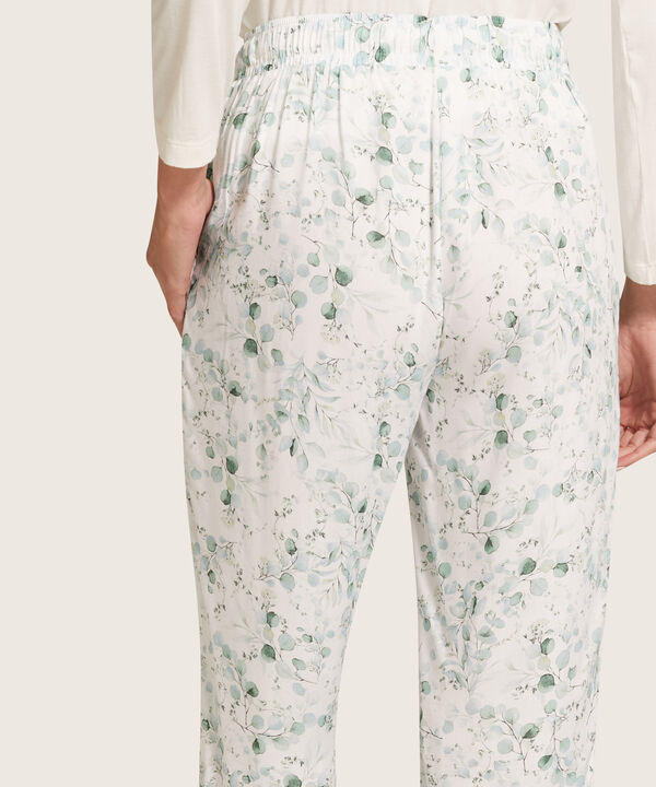 Pantalón Capri Estampado Con Vena En Bota Y Cordón En Tela