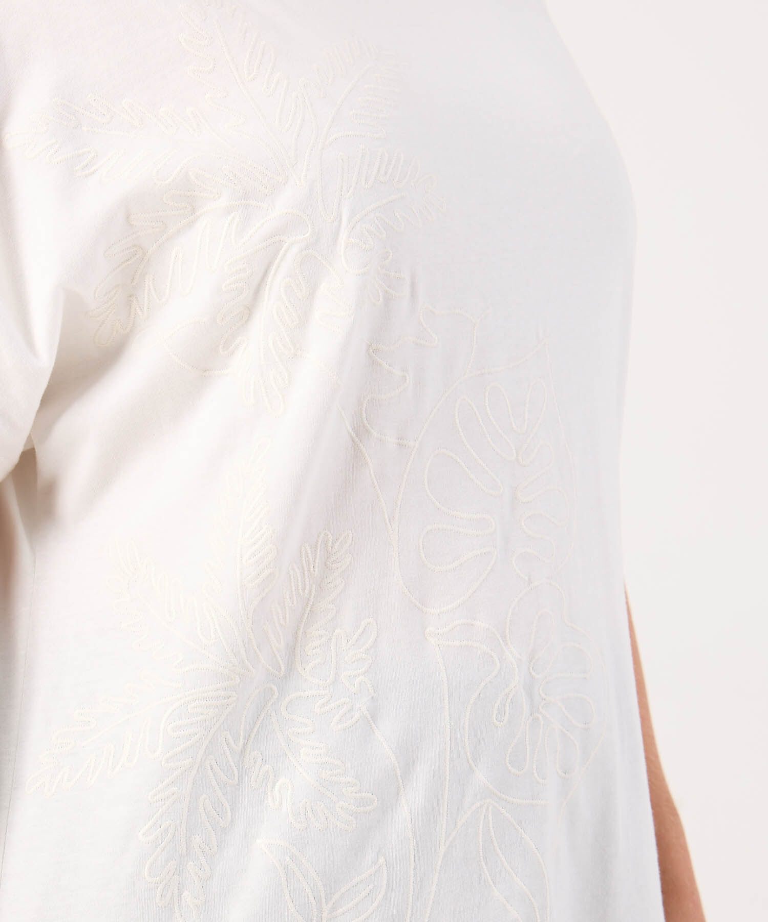 Camiseta Para Mujer Curvy Con Bordado En Frente