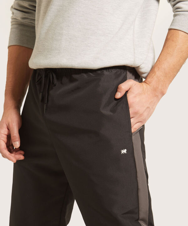 Pantal&oacute;n Jogger Plano Unicolor Con Cortes Contraste, Bolsillos Laterales, Cord&oacute;n Ajustable Y El&aacute;stico Interno, Sport L&iacute;neas