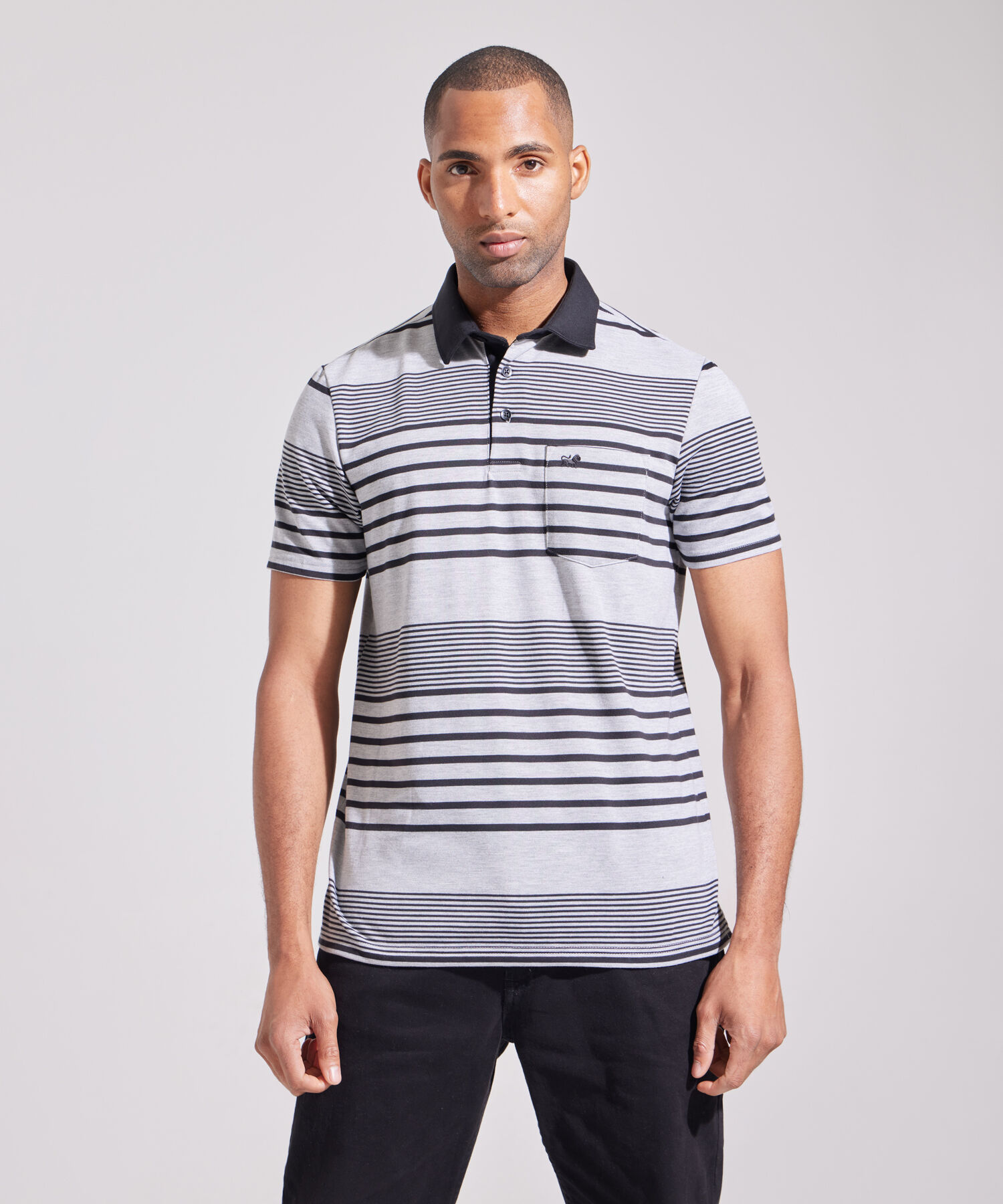 Polo Preteñida Cuello Duro Con Bolsillo, Pechera Y Banda En Contraste Unicolor, Silueta Regular Fit