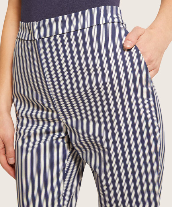 Pantalón Clásico Estampado Con Elástico En Posterior image number null