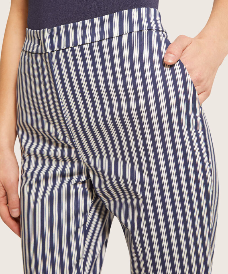 Pantalón Clásico Estampado Con Elástico En Posterior