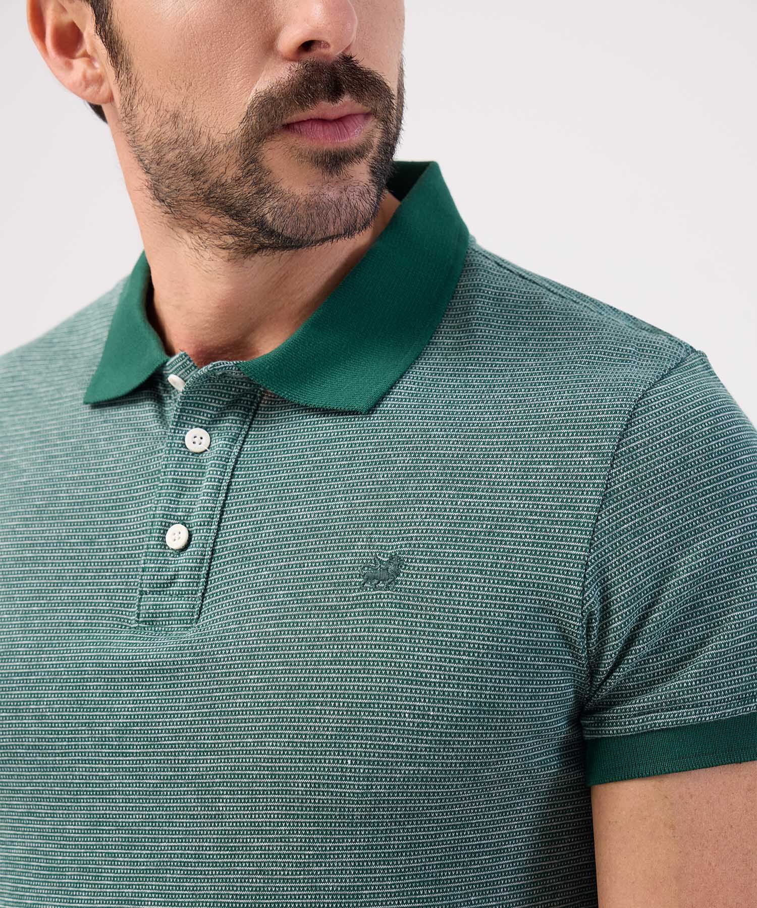 Polo Unicolor Con Textura, Cuello Y Pu&ntilde;os Tejidos, Silueta Slim Fit, Lineas