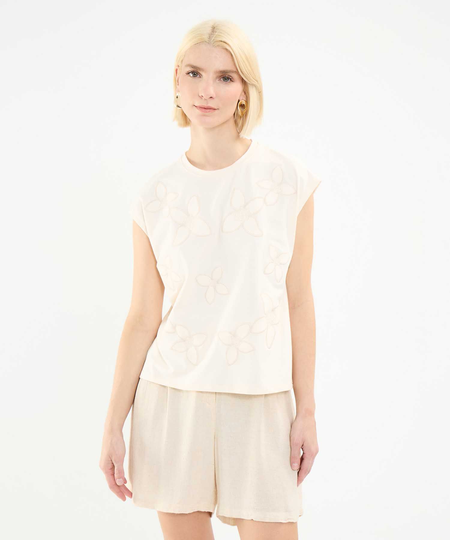 Camiseta con Bordado Floral