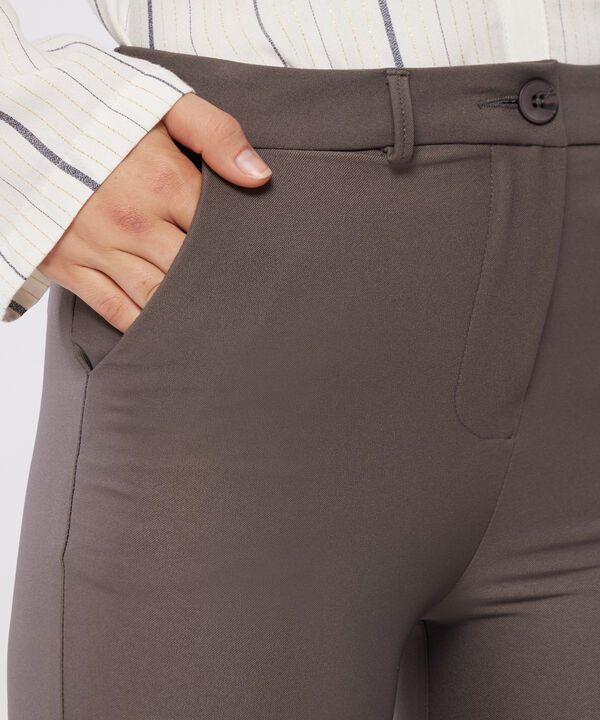 Pantalon Clásico Unicolor, Tiro Alto, Bota Recta Con Bolsillos Laterales Y Ribetes Traseros image number null