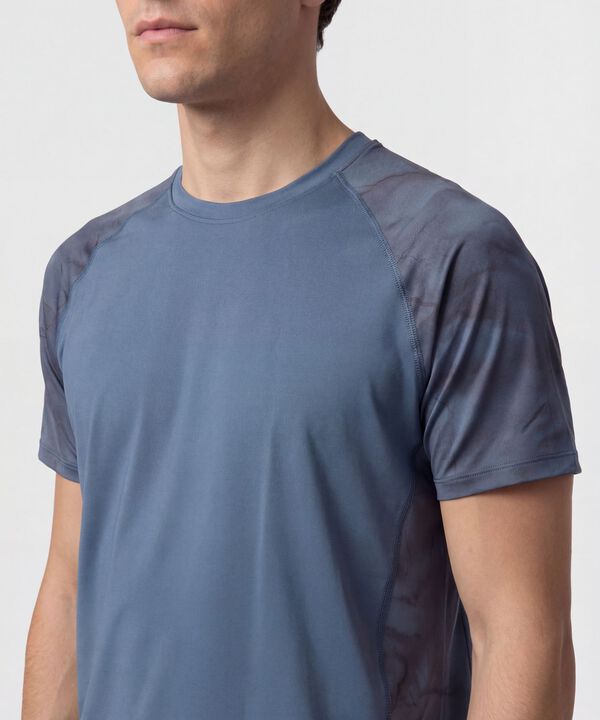 Camiseta Deportiva Con Detalle En Mangas 