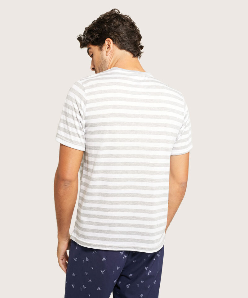 Camiseta Manga Corta Preteñida. Bordado León 3D