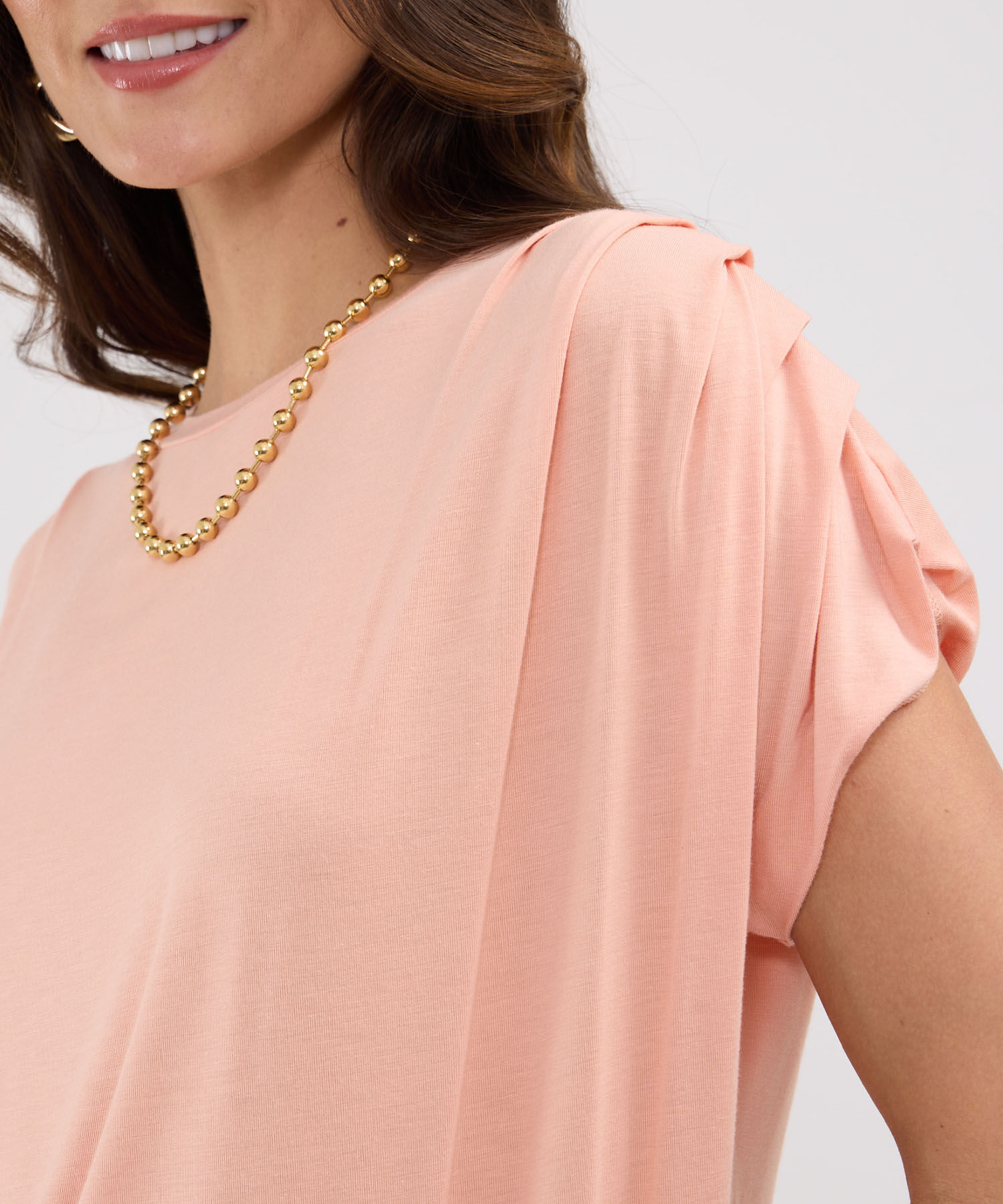 Camiseta Unicolor Cuello Redondo, Manga Sisa Con Pinzas En Hombros