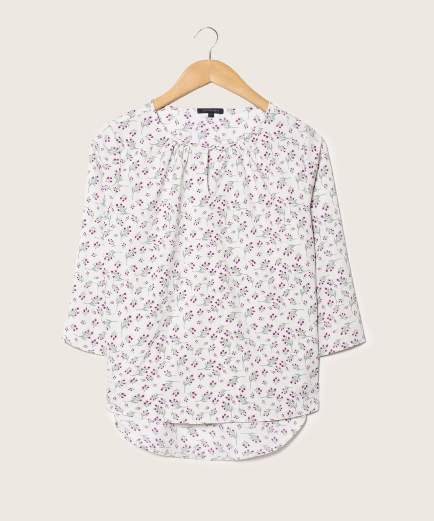Blusa Estampada Manga 3/4, Cuello Redondo Con Recogido Y Cuello Ojal, Ruedo Cola De Pato Y Silueta Fluida