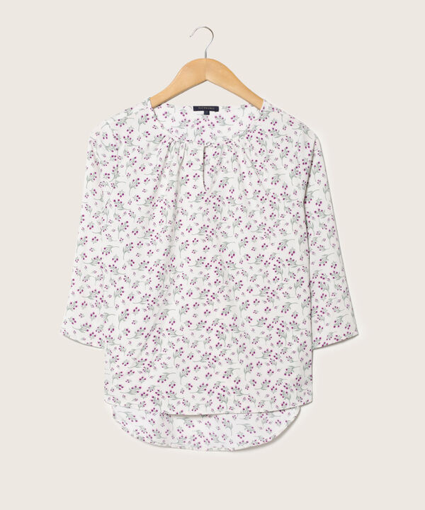Blusa Estampada Manga 3/4, Cuello Redondo Con Recogido Y Cuello Ojal, Ruedo Cola De Pato Y Silueta Fluida