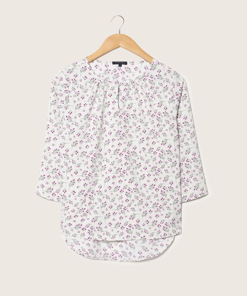 Blusa Estampada Manga 3/4, Cuello Redondo Con Recogido Y Cuello Ojal, Ruedo Cola De Pato Y Silueta Fluida