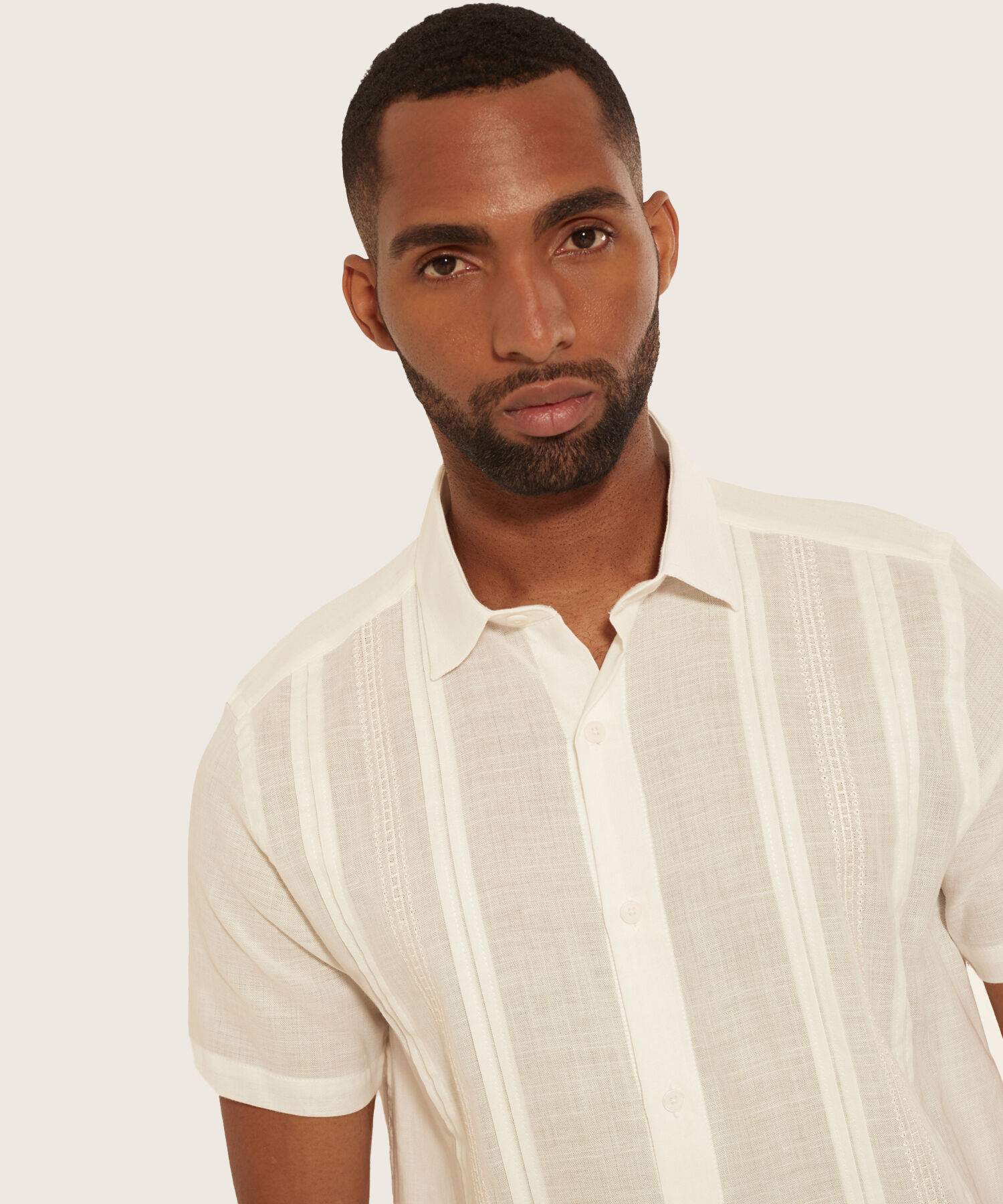 Camisa Guayabera Manga Corta, Con Bolsillo, Bordado Y Alforzas