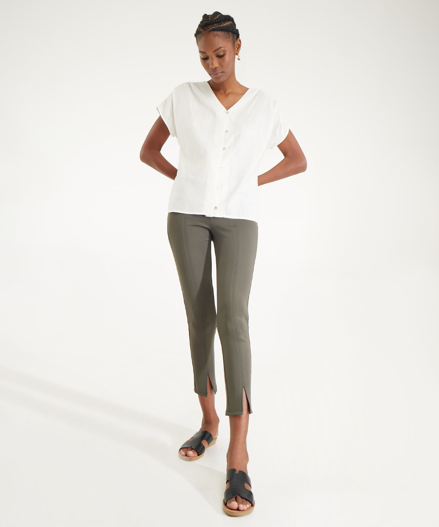 Leggings Unicolor Con Corte En Frente Y Abertura En Bota