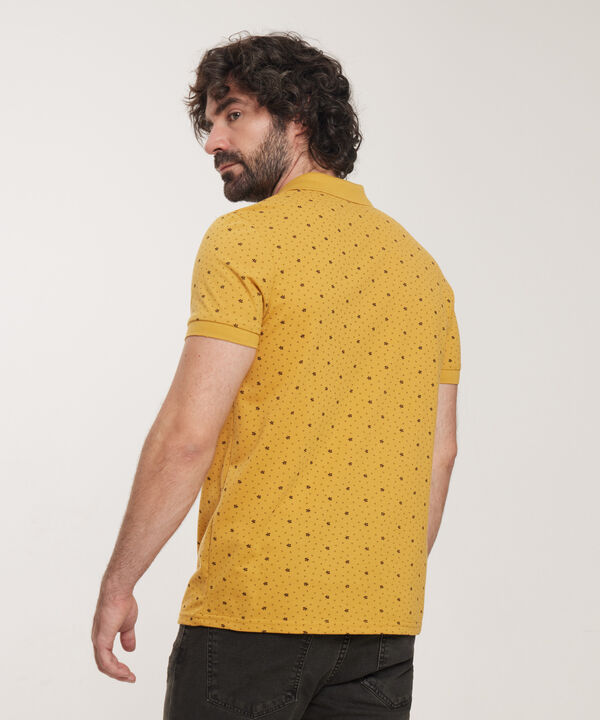 Polo Estampada, Cuello Y Puños Tejidos Con Bolsillo, Silueta Slim Fit, Safari Soft Línea Moda
