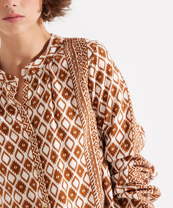 Blusa Estampada con Cuello Mao image number null