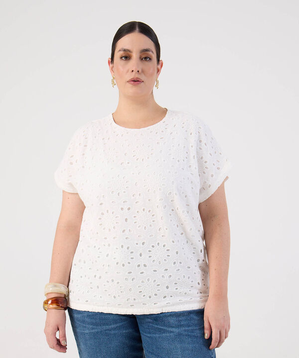 Blusa de Manga Corta en Ojalillo para Mujer Curvy image number null