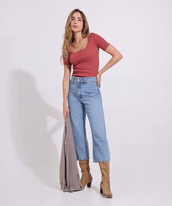 Camiseta Cuello Redondo Con Pechera Y Broche Silueta Ajustada En Rib