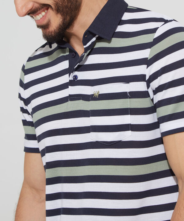 Polo Preteñida, Cuello Duro Con Bolsillo Y Silueta Regular Fit