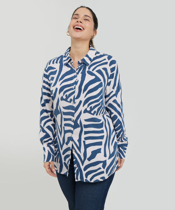 Camisa Estampada, Manga Larga Con Pinzas En Costados, Botonadura Y Prense En Espalda, Silueta Fluida