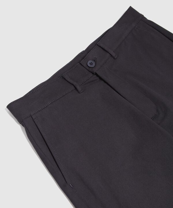 Bermuda Unicolor Con Bolsillos Diagonales  image number null