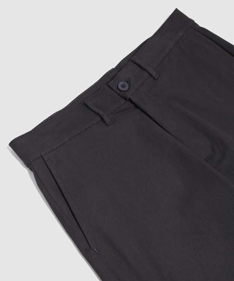 Bermuda Unicolor Con Bolsillos Diagonales 