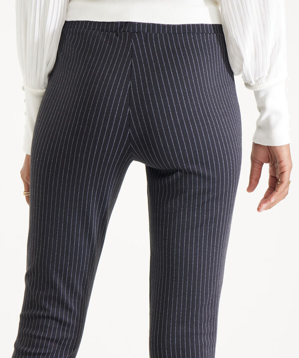 Leggings Preteñido Con Corte En Frente