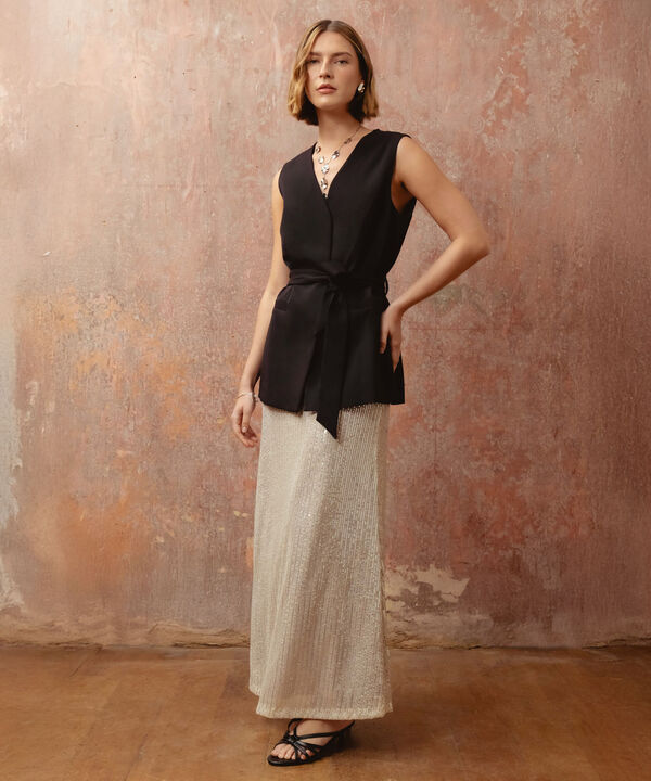 Chaleco unicolor con cinturon  image number null