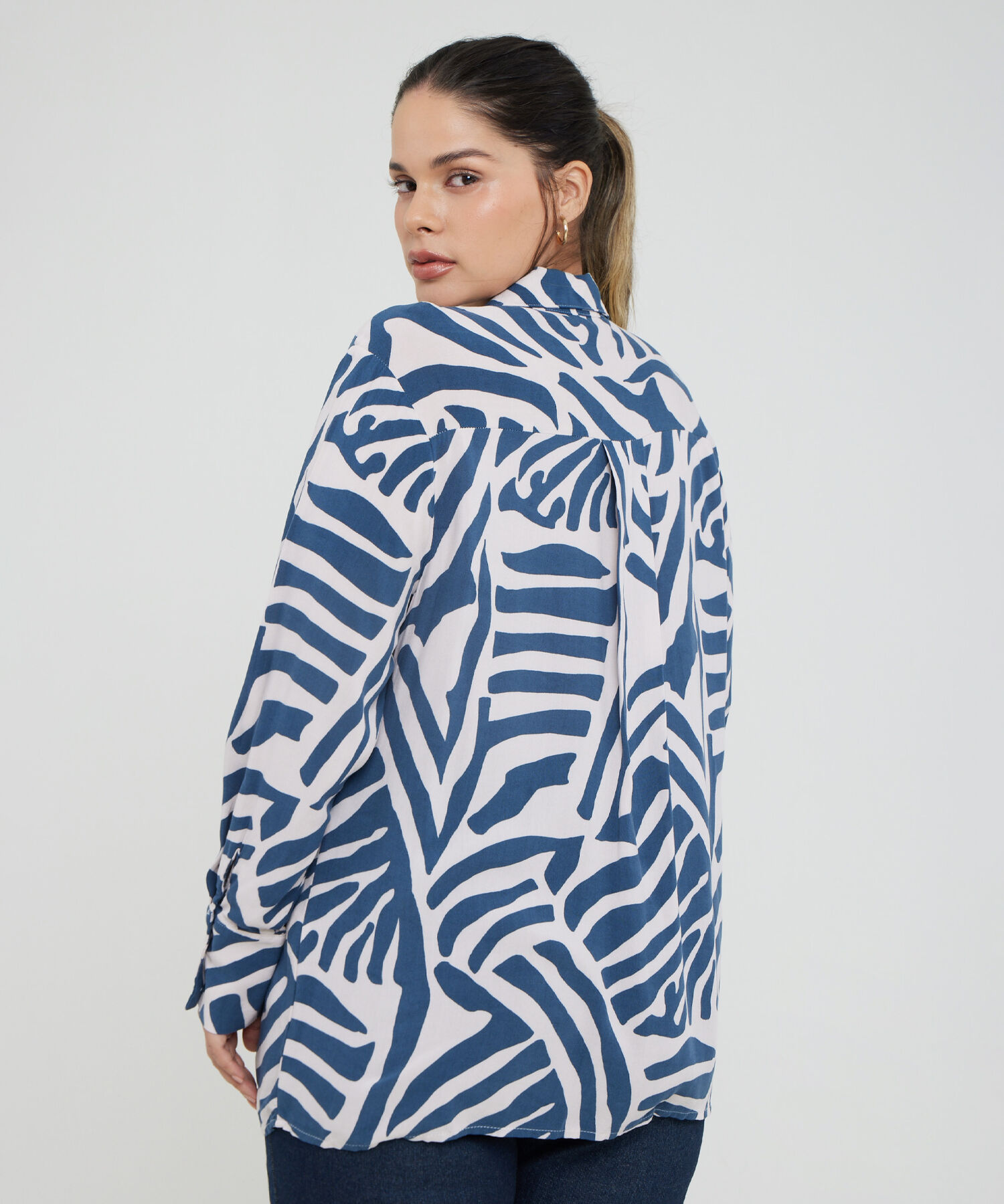 Camisa Estampada, Manga Larga Con Pinzas En Costados, Botonadura Y Prense En Espalda, Silueta Fluida