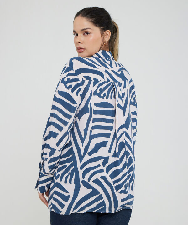 Camisa Estampada, Manga Larga Con Pinzas En Costados, Botonadura Y Prense En Espalda, Silueta Fluida