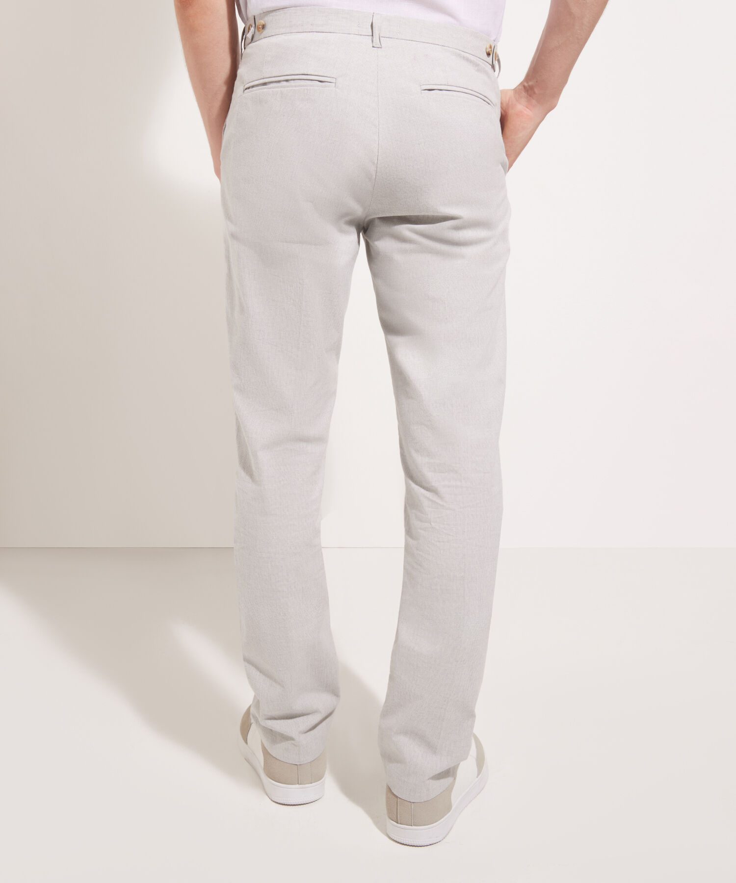 Pantal&oacute;n Chino Con Detalles De Pretina