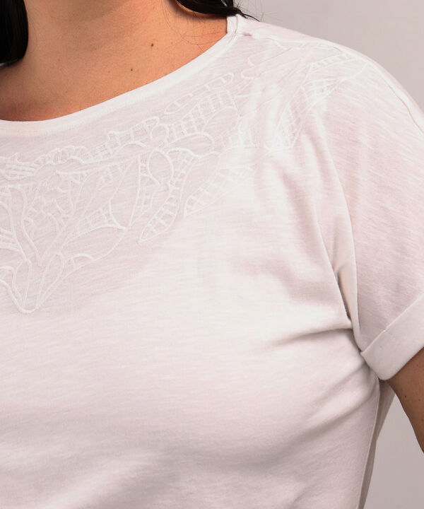 Camiseta Unicolor Con Bordado