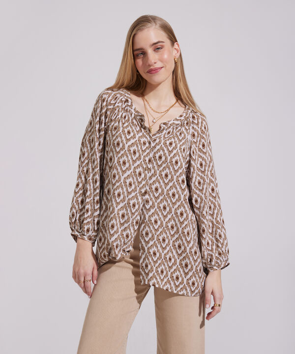 Blusa Estampada Cuello Nerú, Manga Rangland 3/4 Bombacha Con Recogido En Cuello Y Botonadura En Frente